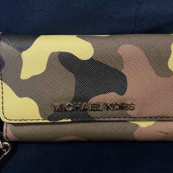 Michael Kors 5S Poppy Phone Wristlet Camo - Picture 2 of 5